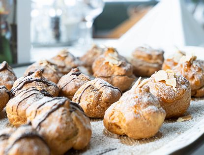 Brandteigkrapferl mit Maronifülle und Schokolade