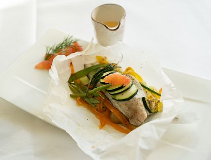 Wolfsbarschfilet en papillote mit Safran-Grapefruitschaum