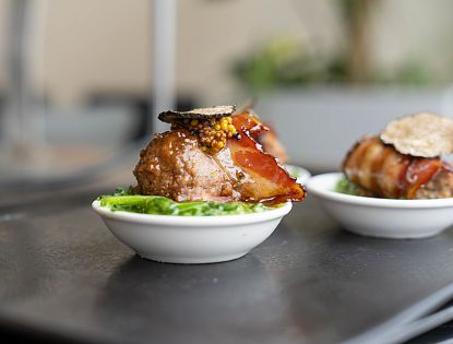 Glacierte Speckfleischbällchen mit getrüffeltem Spinat