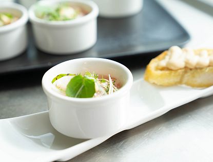 Lachswürfel süss-sauer mit Miso und Baguette